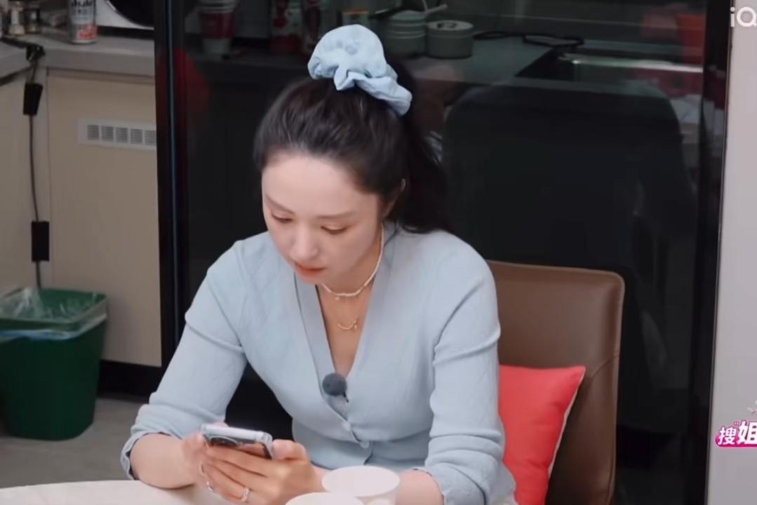 婚礼惊喜里的情绪小风波董璇为婚礼筹备暗藏心意，一心想拿到张维伊父亲的手机制
