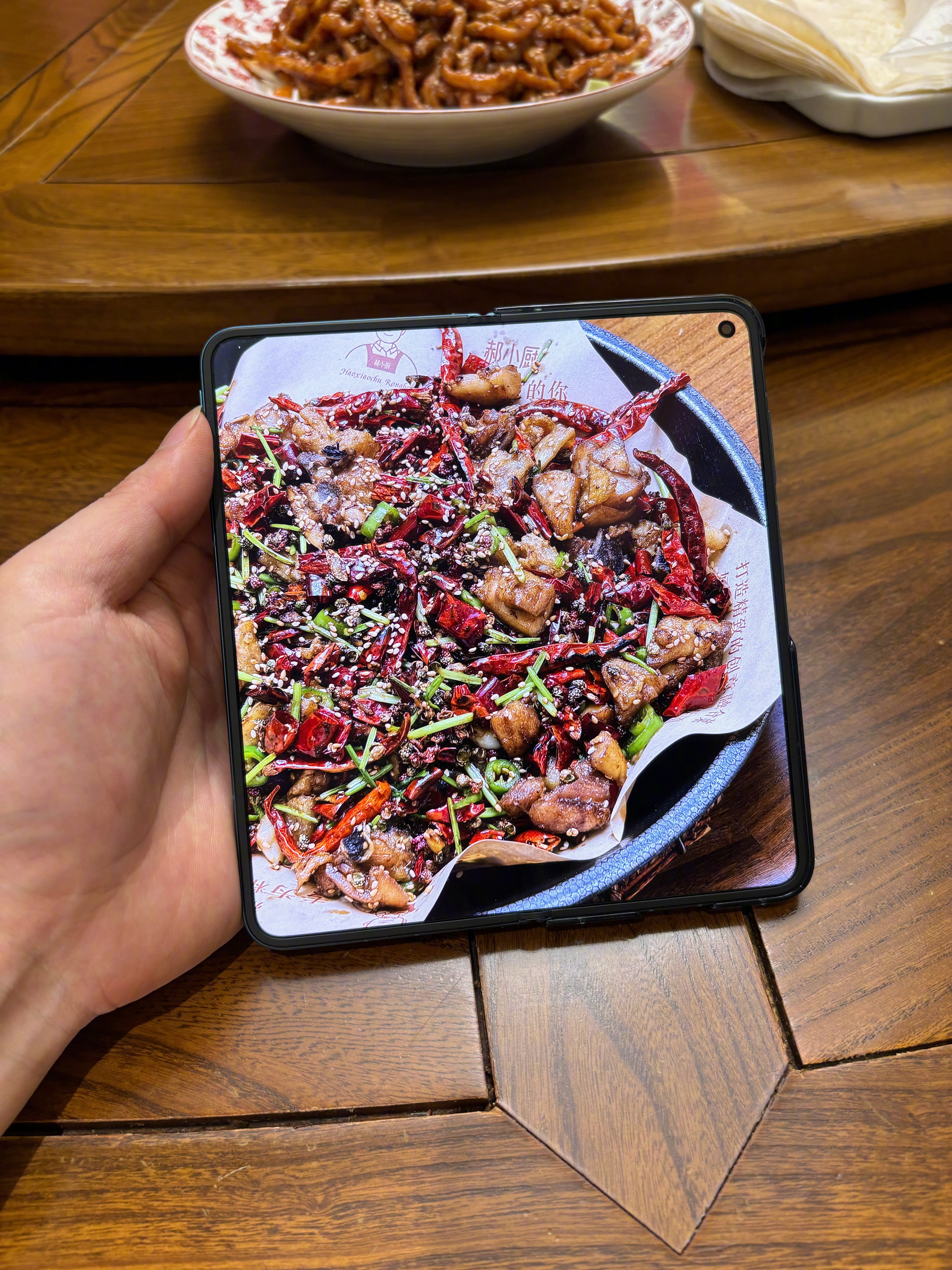 用vivoXFold6拍了好几张美食的照片，在手机的屏幕上看这些菜比看实物还