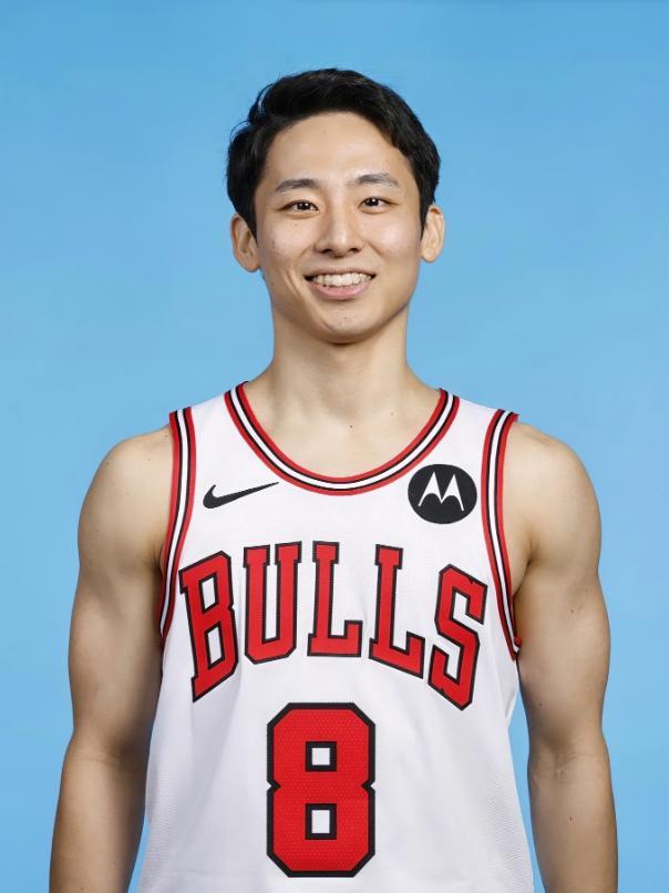 曾凡博和杨瀚森，刚被裁，立马上了NBA的“复试名单”。不是走后门，是真被球探盯