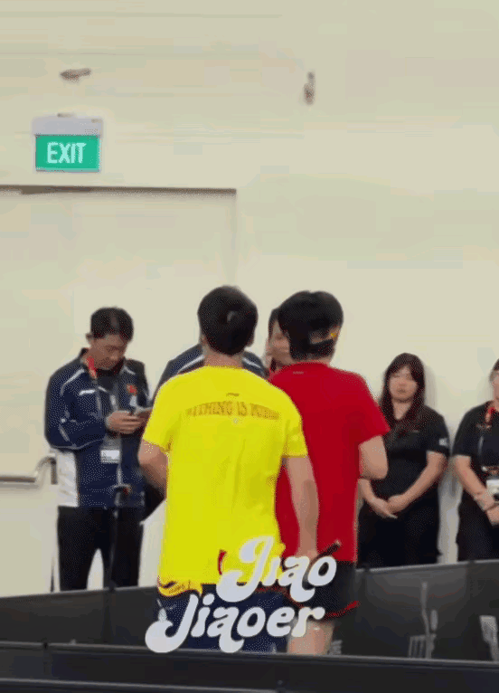 头哥看大屏幕的眼神也太可爱了吧！莎妹在打决赛，头哥在训练，练着练着，头哥就“走