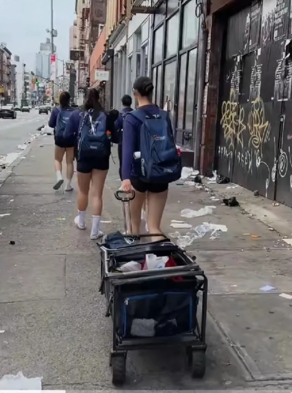 这一定是假视频！加拿大华裔女生去美国纽约参加比赛清晨穿越垃圾遍地恶臭难闻的纽