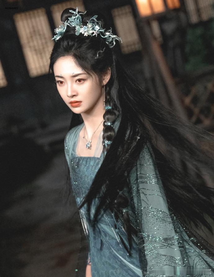 周洁琼好权威的美貌蓝色小花灵动，红色妖冶，完美切换，丝毫不影响！权威的美貌是