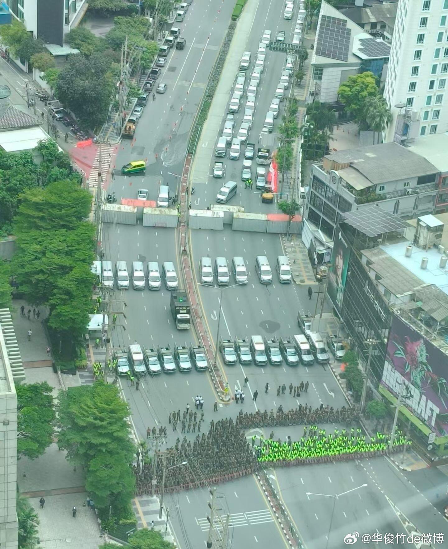 曼谷朋友发的、大战一触即发……曼谷诗丽吉王后国家会议中心周边目前正因反对世行与I