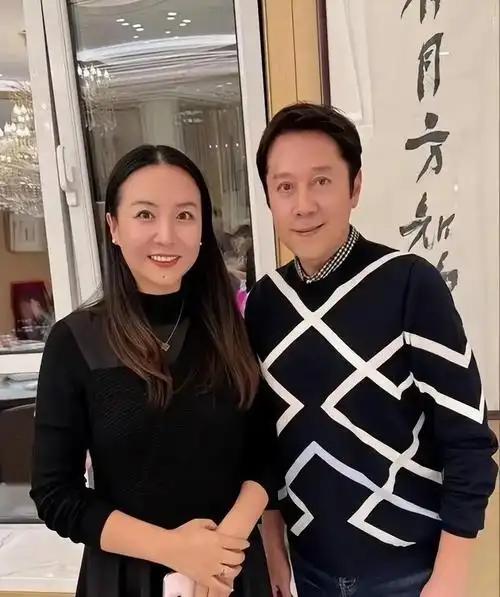 ·蔡国庆是不会离婚的，原因其实挺简单，不是因为秦娟家里有钱，而是因为她太会过日子