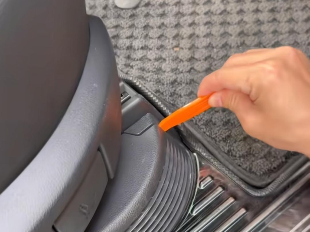 第二次去4S店保养的时候，维修小哥从车间跑到展厅休息区找我，带我去看车。目的是让