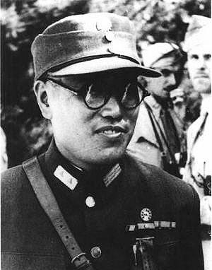 辽沈战役中，廖耀湘让宪兵枪毙作战不力的师长戴海容。戴海容看到宪兵后，命令卫兵：“
