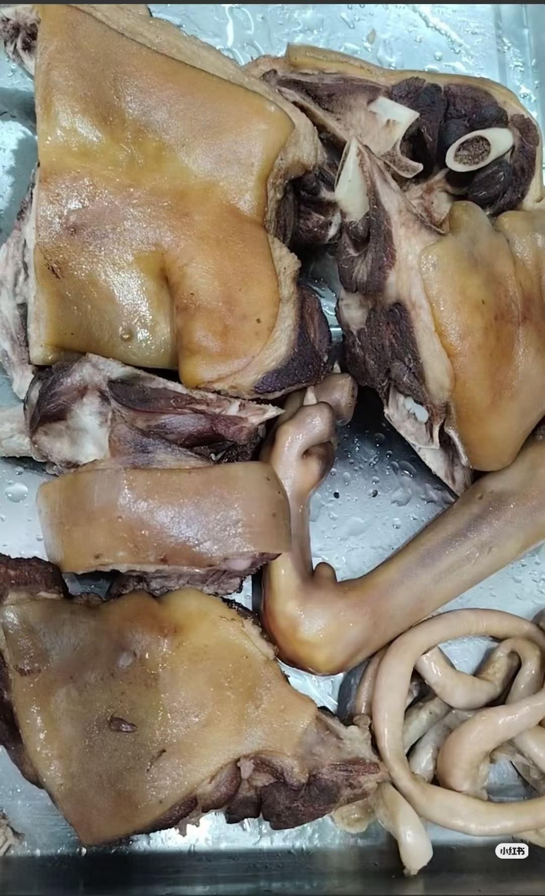 狗肉滚一滚神仙都站不稳。不过狗肉食材来源不明，很多都是毒杀盗抢来的，甚至体内还含