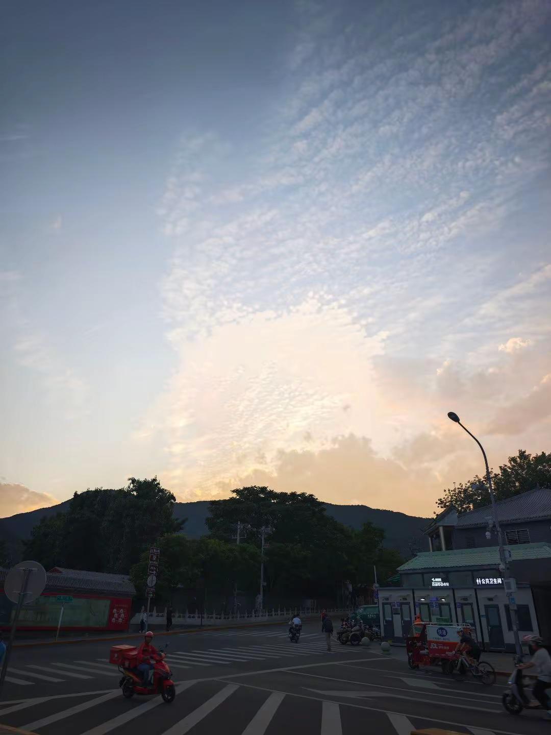 夜爬鬼笑石天气真不错，不冷不热。夜爬北京徒步搭子北京爬山鬼笑石
