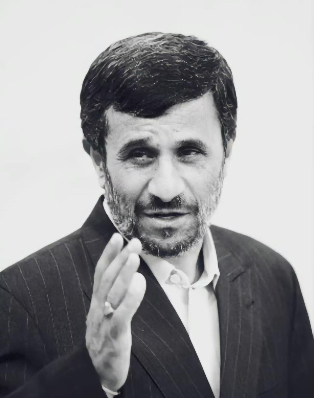 简单说一下波斯湾前方目前的战况。伊媒消息，马哈茂德·艾哈迈迪-内贾德已经丧生。但