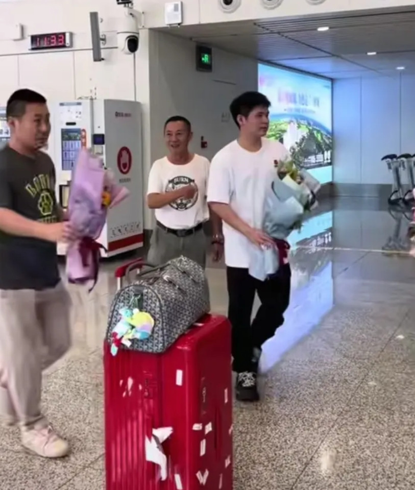 栋栋小石头凯旋了！他和他的教练都享受家乡鲜花迎接的待遇！太荣幸了！一个人参赛