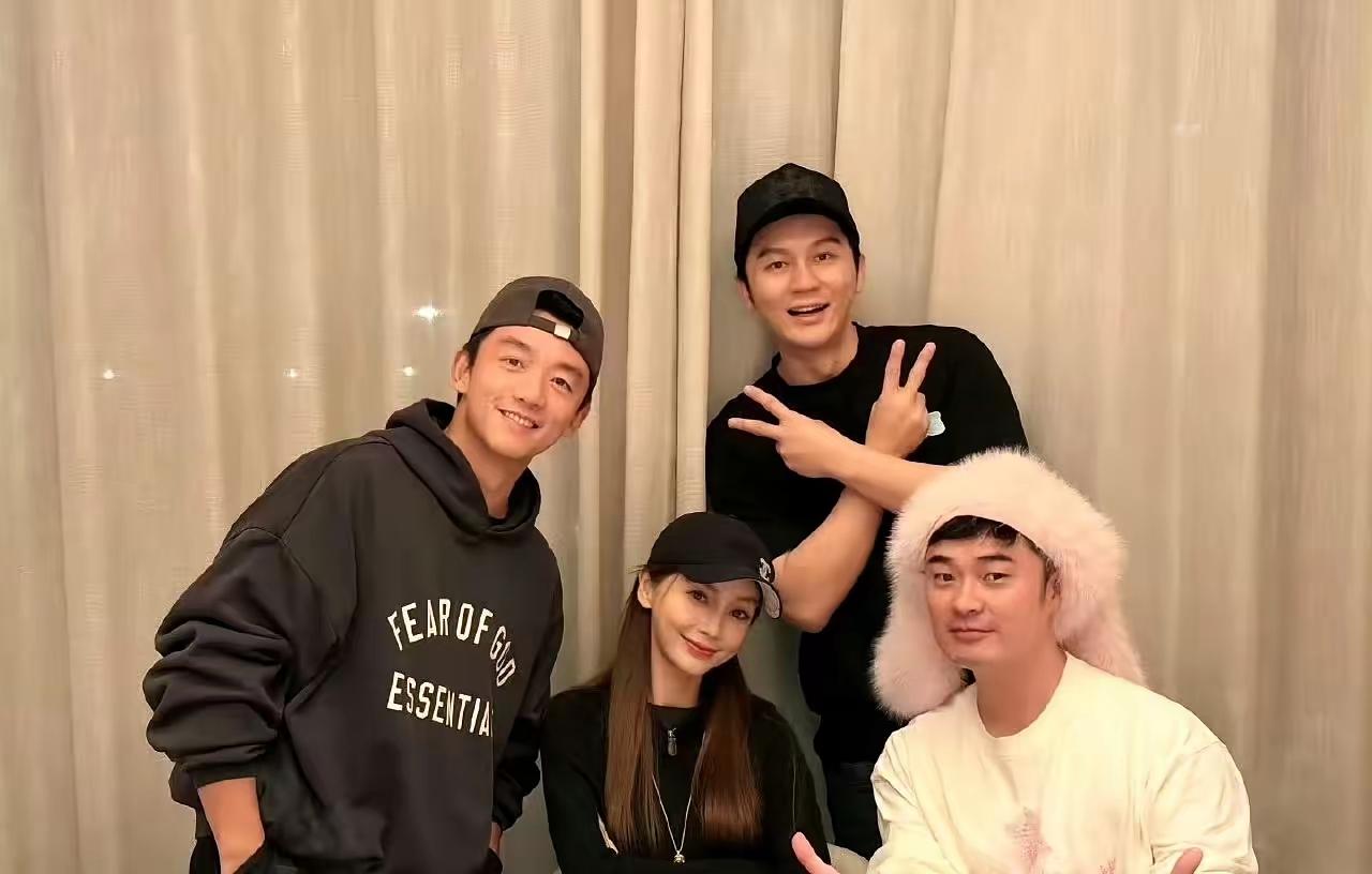 Angelababy突然冲上热搜，原因是她和李晨、郑恺、陈赫在上海私下聚餐，还复