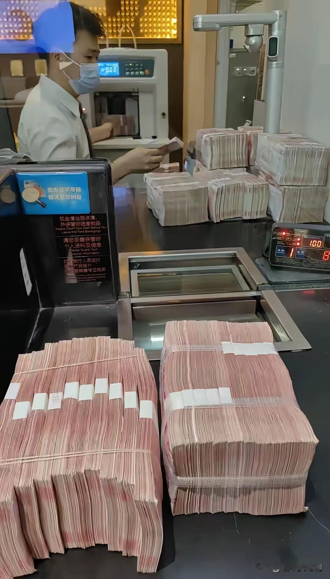 20万，存了3年到期了，今天去转存，却被银行告知现在利率降了，现在银行那
