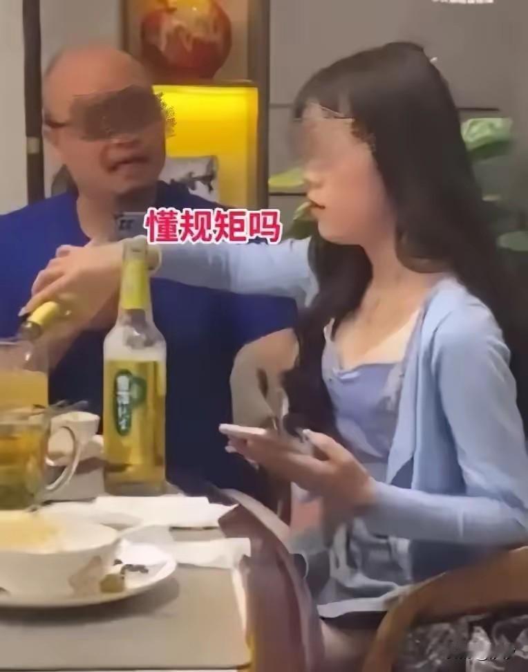 现在的商务宴请依旧很乱，小李刚进入销售公司，想着凭借自己的努力，一定可以挣到大钱