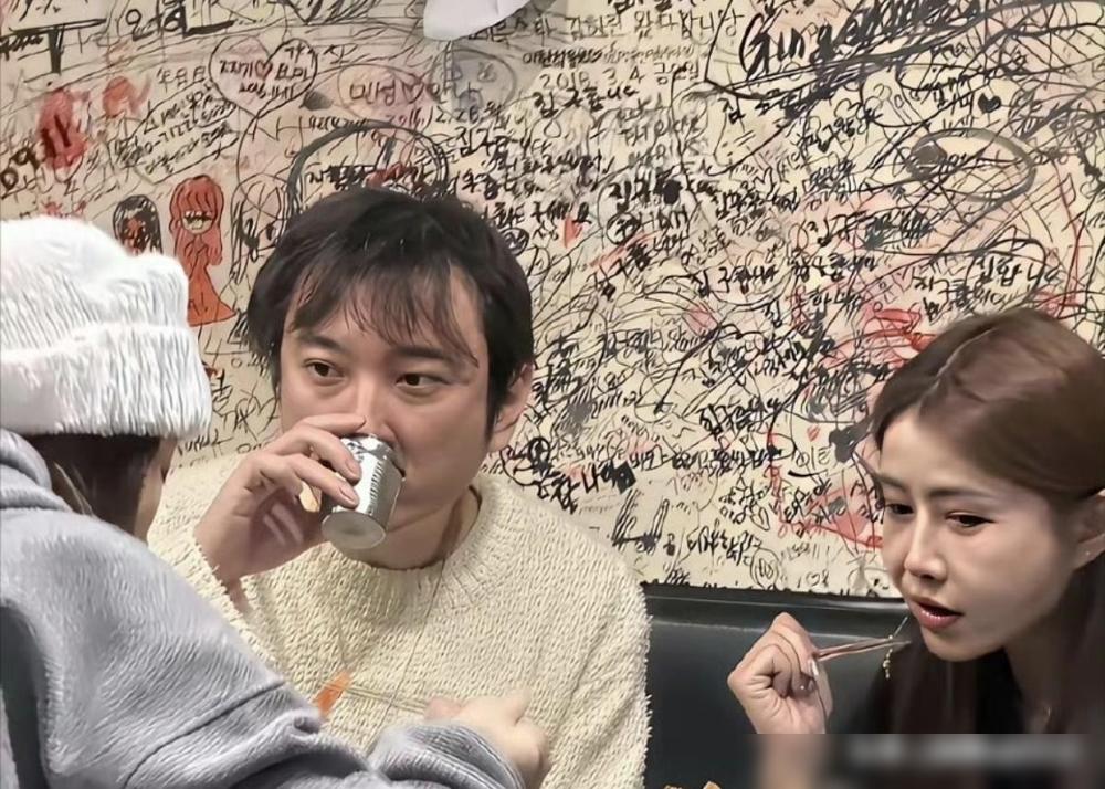 王思聪断崖式衰老！4月25日，有人在美国环球影城偶遇王思聪，38岁的他发际线上移