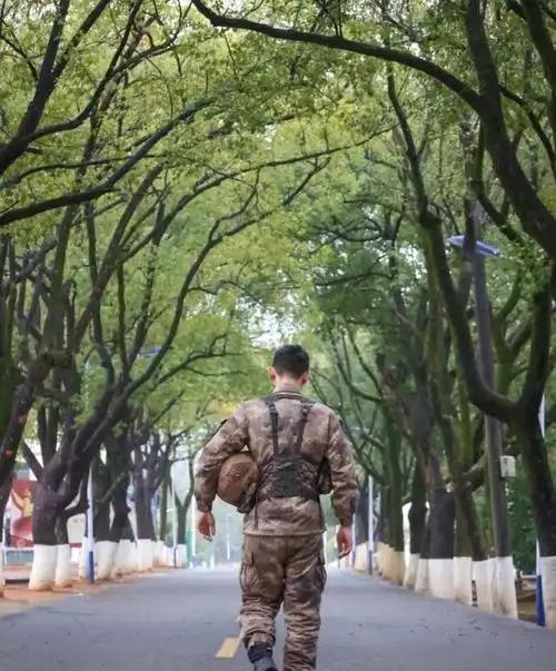 朋友给我介绍了个当兵的，在部队干了8年，每月能拿7000多块。我们聊了两年，他说