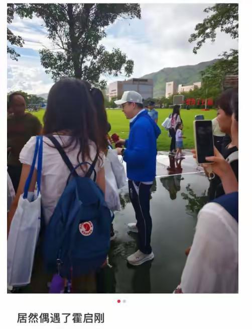 霍启刚带儿子参观军营，天气太热用手给儿子擦汗，和普通父子没区别……像霍家这种豪