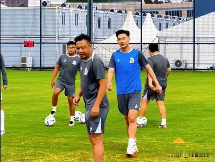 好消息：中国国家队和上海申花双料主力中卫蒋圣龙已经恢复训练，未来有望复出。坏消