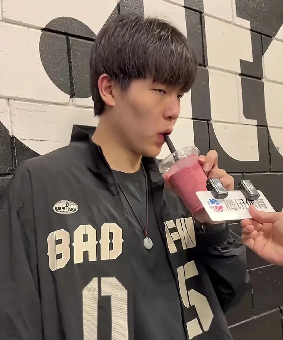 这么好喝吗？注意力全在他手里这杯奶昔上！杨瀚森在比赛赛后接受采访，每次回答完一