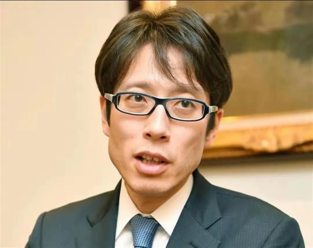 日本明治天皇的玄孙，右翼保守主义代表人物竹田恒泰12月13日晚发文叫嚣道：“世界