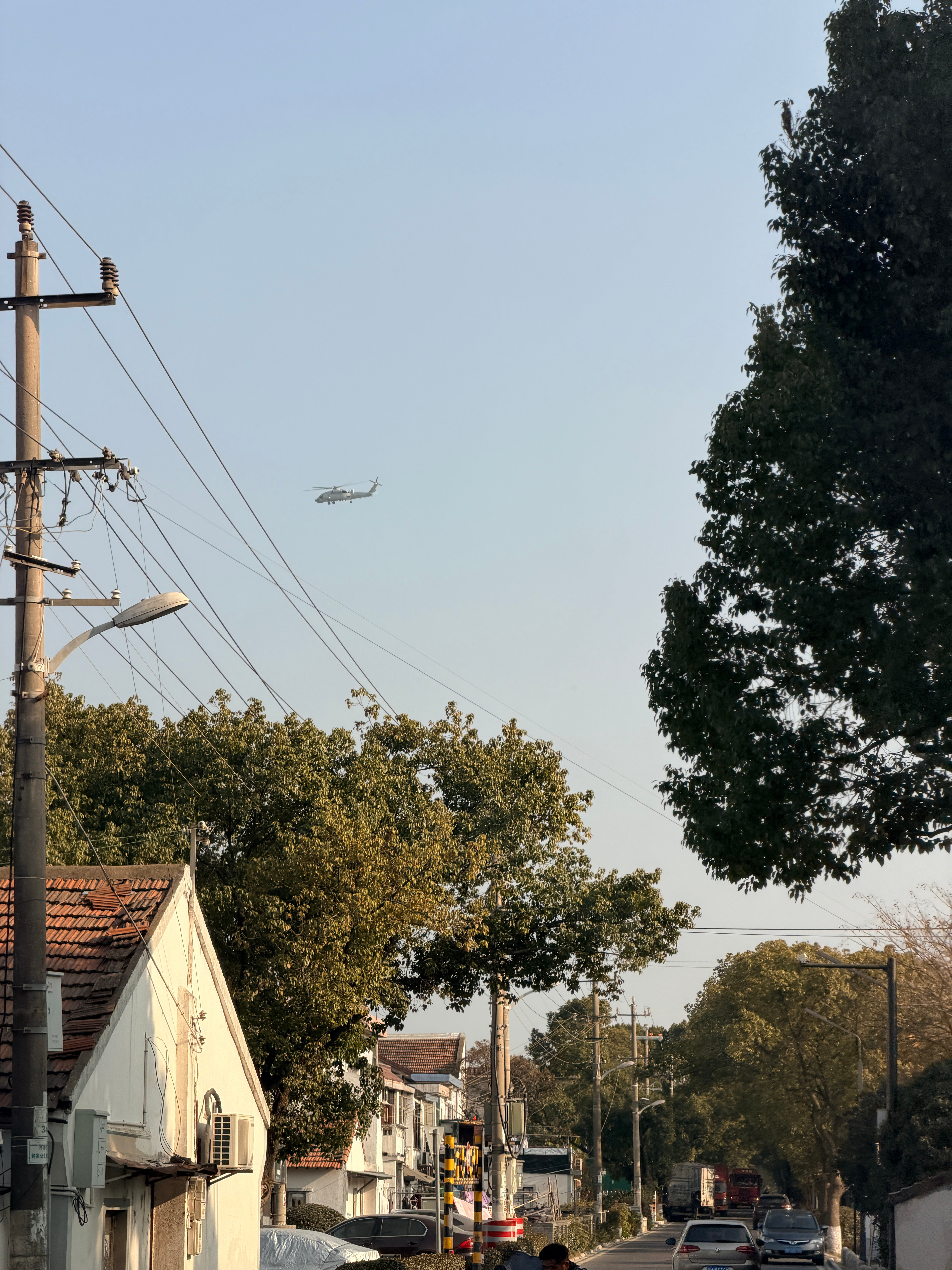 我说哪来这么大虫子，原来是直升机呀，那没事儿了