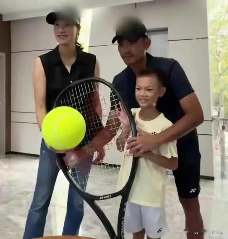林丹的儿子，没有打羽毛球，去学了网球。；刘国梁的闺女没有打乒乓球，去学了高尔夫；