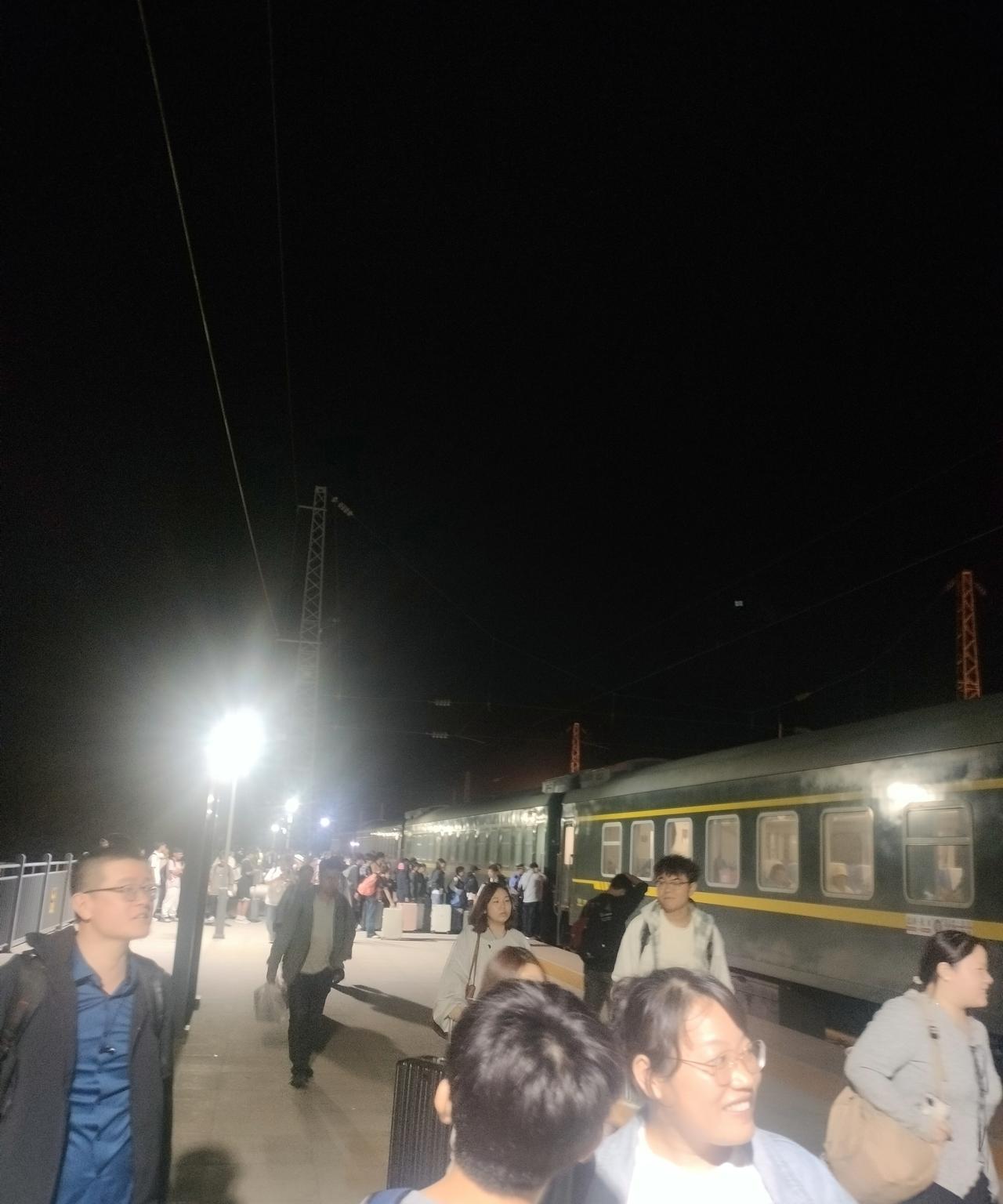 国庆和中秋火车的人不是一般多，是非常多，你怎么看呢？
