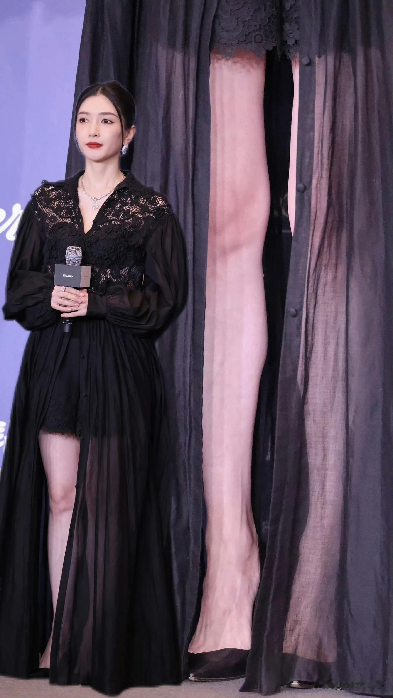 江疏影的美腿修长笔直，堪比专业模特！美貌与智慧并存，气质与高雅兼备。