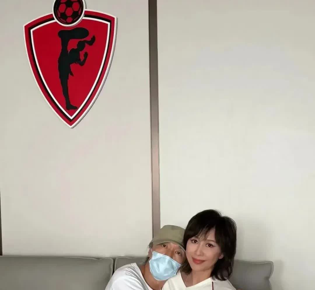 刘嘉玲估计头都大了，这躲还是不躲好。[捂脸哭][捂脸哭]