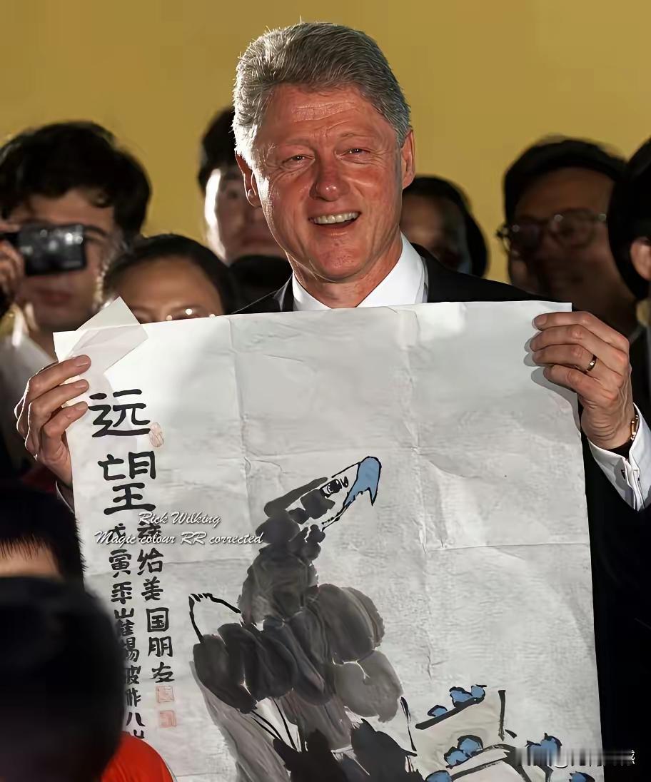 1998年克林顿访华时收到一幅画着老鹰的画，看照片他满脸开心，似乎挺喜欢。落款的