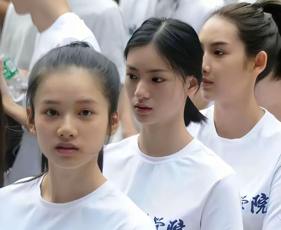 学生时代的张婧仪就已经这么美了，难怪现在会成为大明星。