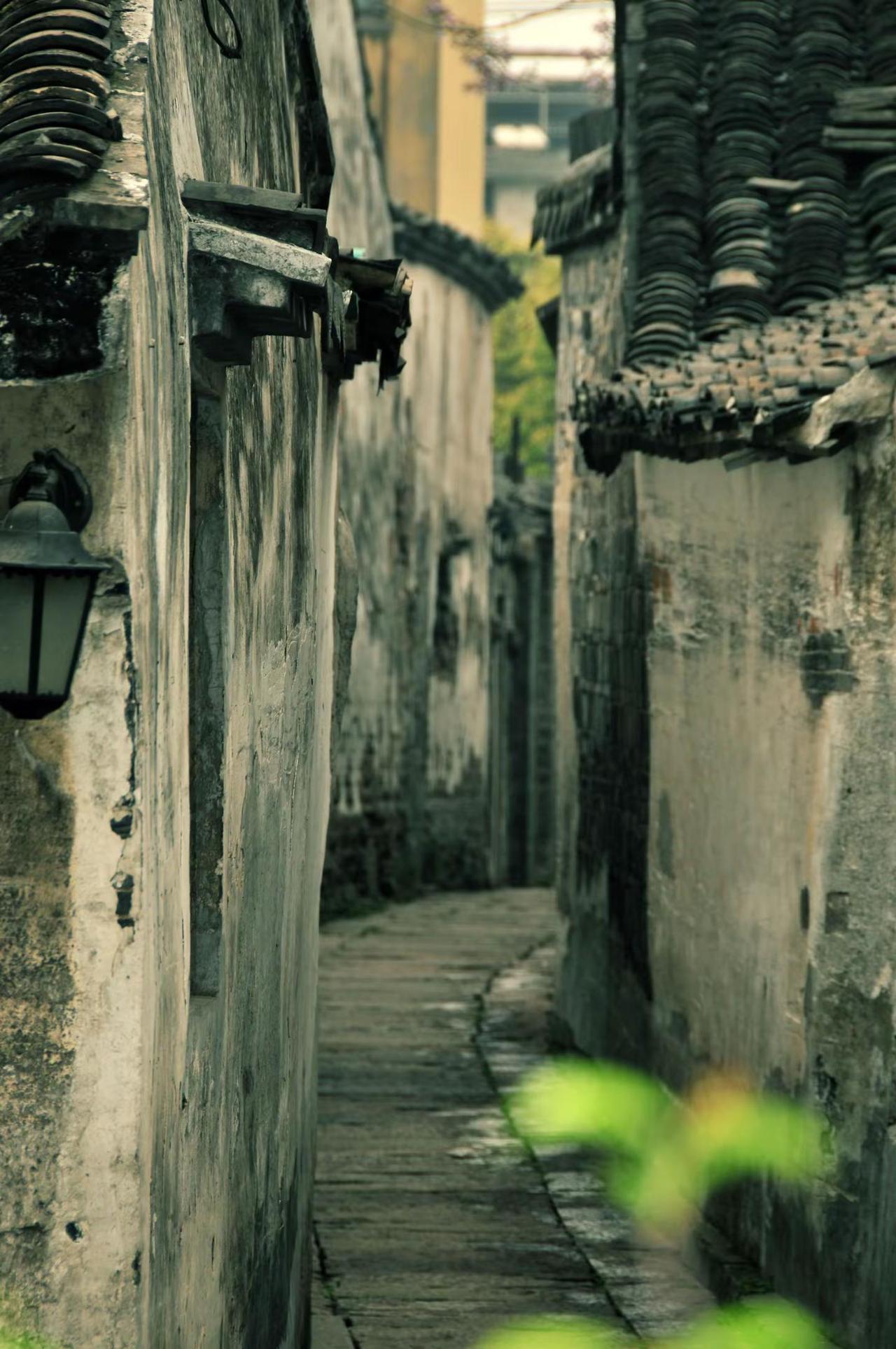 烟雨西塘游记2008年。西塘坐落于江南“吴根越角”，文脉绵延两千余年，春秋时伍