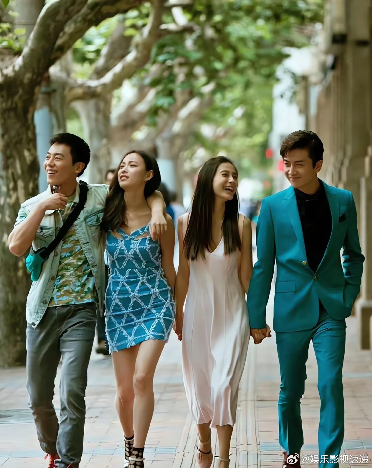 十年前的四人合影！男帅女美，阳光明媚，青春气息扑面而来！2015年朱亚文31岁，