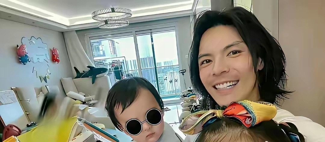 向佐每次晒自拍，家里都乱得特别真实…实在看不懂有钱人的生活，这反差也太大了