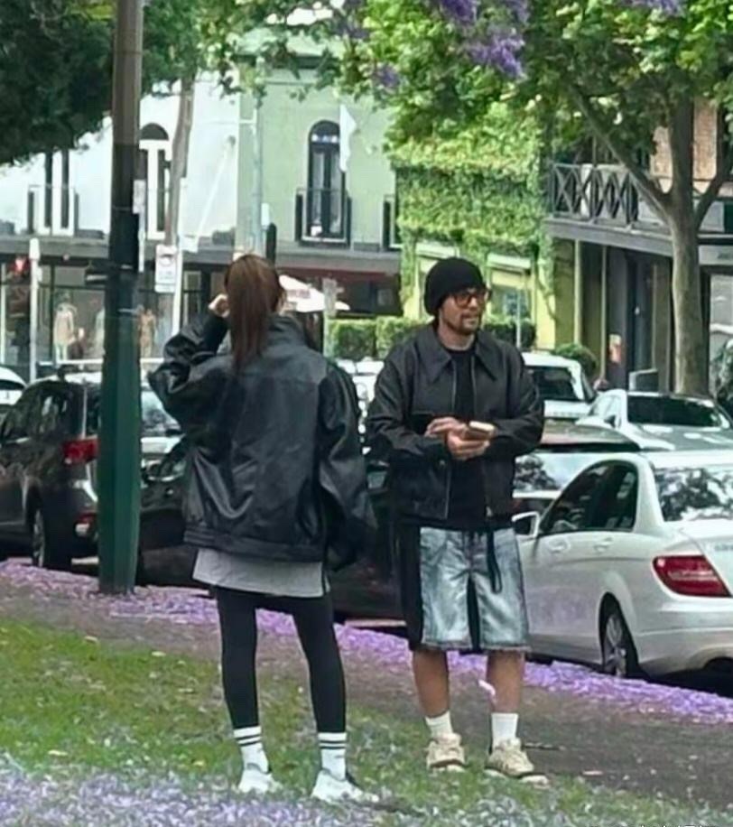 46岁周杰伦和老婆昆凌现身澳洲一处公园赏秋景，他的穿衣低调，脸上胡须没刮，皮肤黝