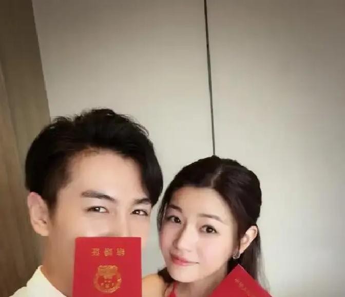 曾经那个惊艳全网的头纱吻终究还是成了过眼云烟陈妍希最近在一档综艺里罕见地开口提了离婚，坦白心里确实有