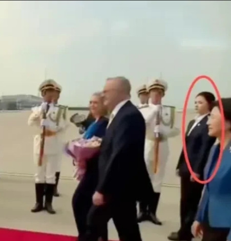 “澳大利亚总理访华，抵达北京机场后看到严月霞被派出来保护总理夫”人后，严月霞被派