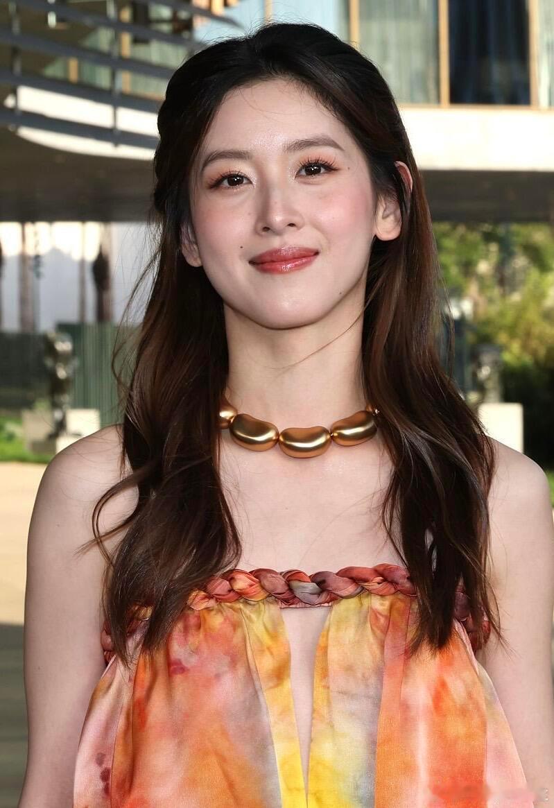 章泽天洛杉矶出席晚宴章泽天外媒生图章泽天洛杉矶出席晚宴，好美的外媒生图