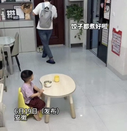 太幸福了。安徽，一男子没吃早饭就着急上班，老婆怕男子挨饿，赶紧把做好的早饭端到门