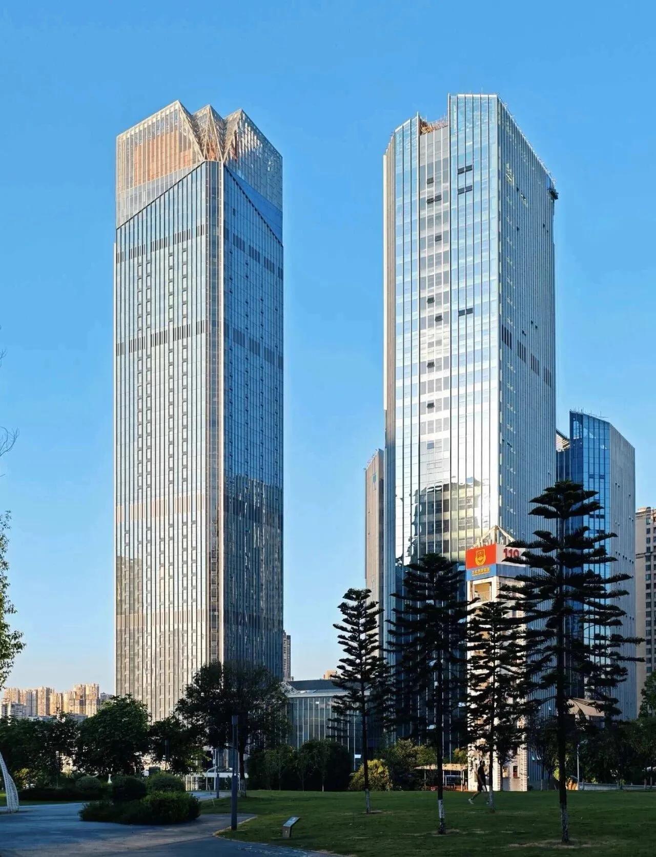 重庆W酒店基本上完工了，W酒店塔楼高200米，44层，整个项目体量还是不小的，有