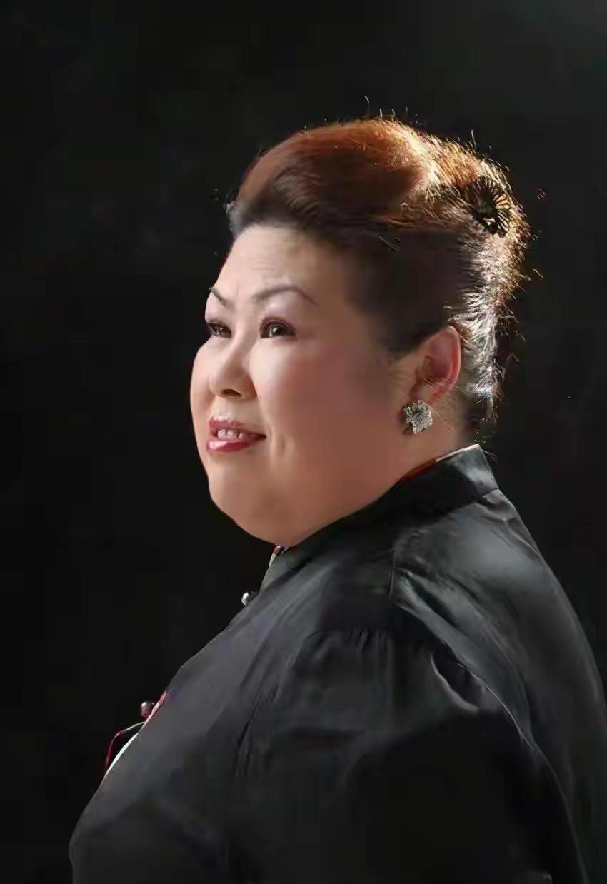 墓园证实：她葬在这里难以置信！那位在电影里泼汤扇巴掌的“富婆专业户”董立范，