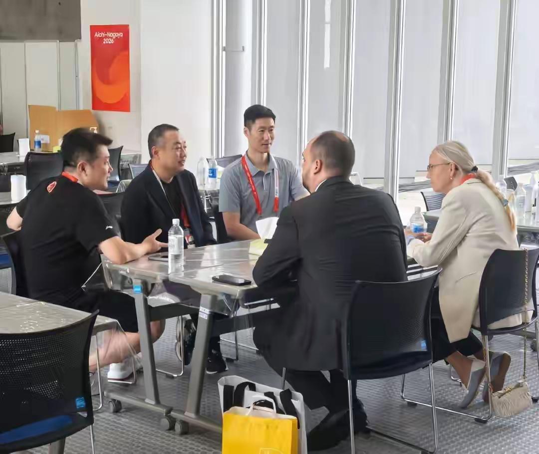 国乒开赛三天，刘国梁一张合影打了造谣者的脸国乒亚运比赛打到第三天，最出圈的