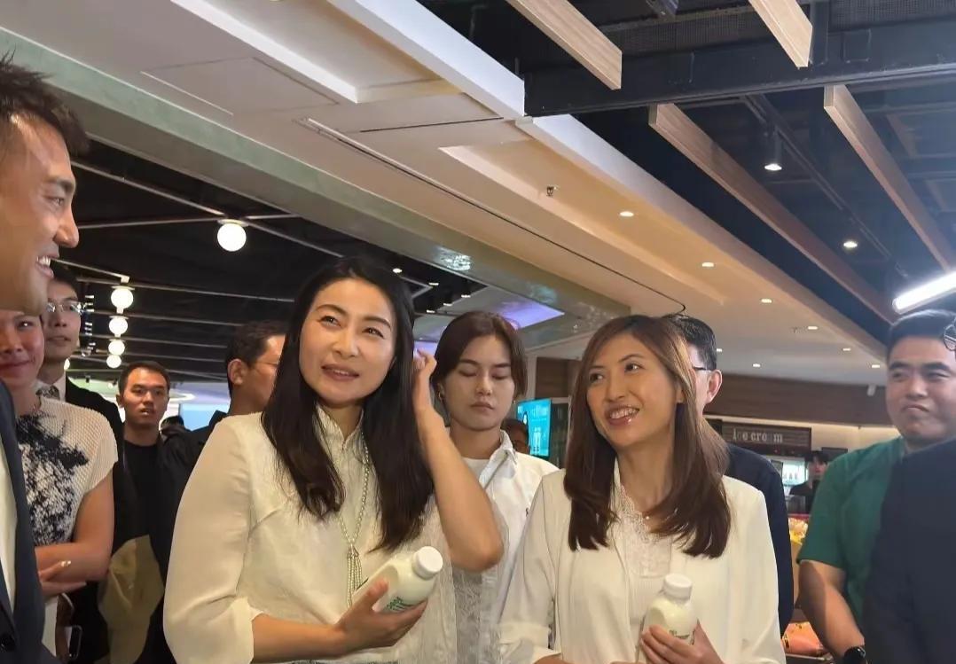 郭晶晶怎么越来越漂亮了，越来越有贵气了，比年轻时漂亮一万倍。主要是气质越来越优雅