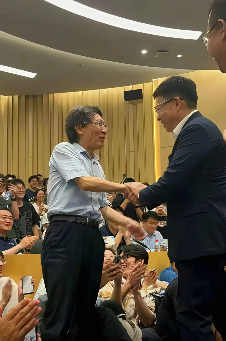 物以类聚，人以群分。第一张图，华为的余承东与国家最高科学技术奖获得者，南方科技