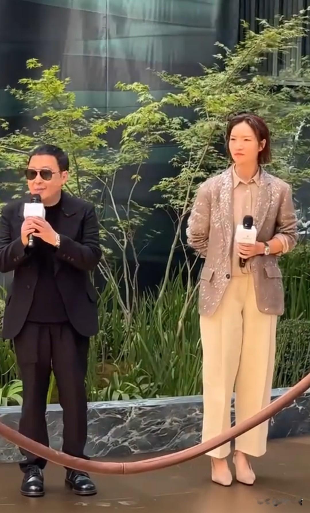 太逗了！以前一直以为贾樟柯是高大威猛的西北汉子，直到看到他和李娜站一起，才哑然失