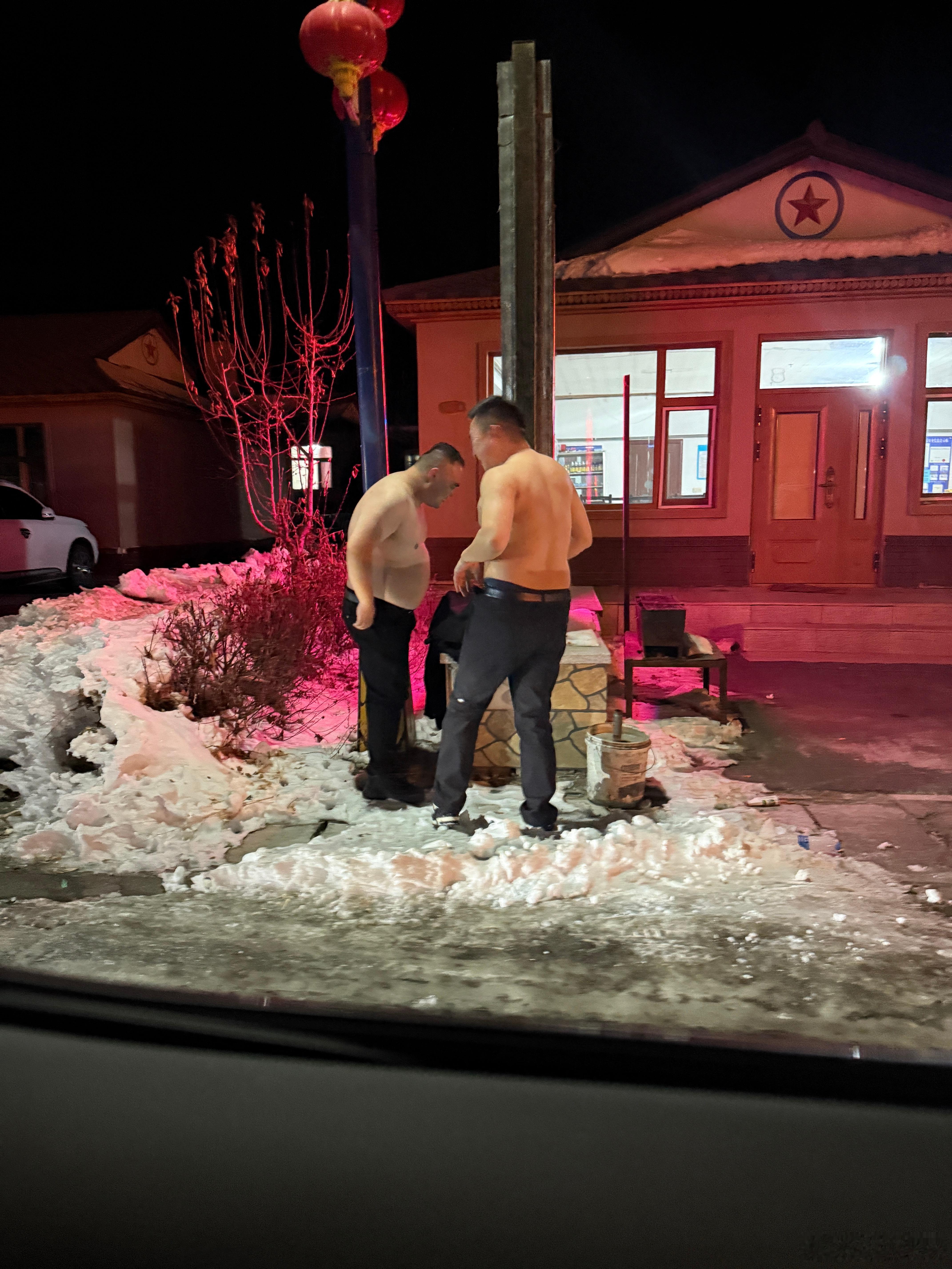 天一冷就想去哈尔滨两点就天黑，剩下时间就等铁锅炖