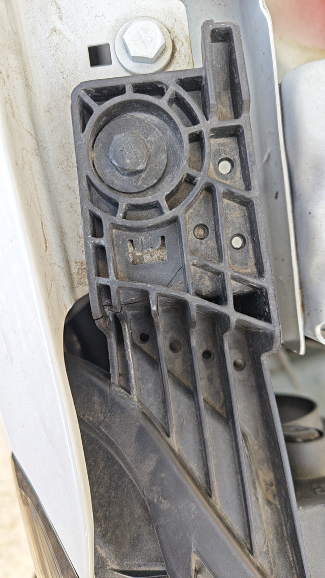 大灯支架开裂你们有没有这种情况啊？算不算质量问题？