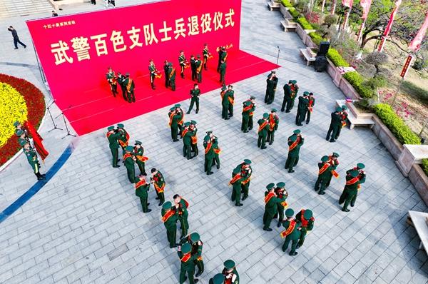 【武警百色支队：光荣退役！致敬告别军营的战友】又是一年退伍季，日前，武警广西总队