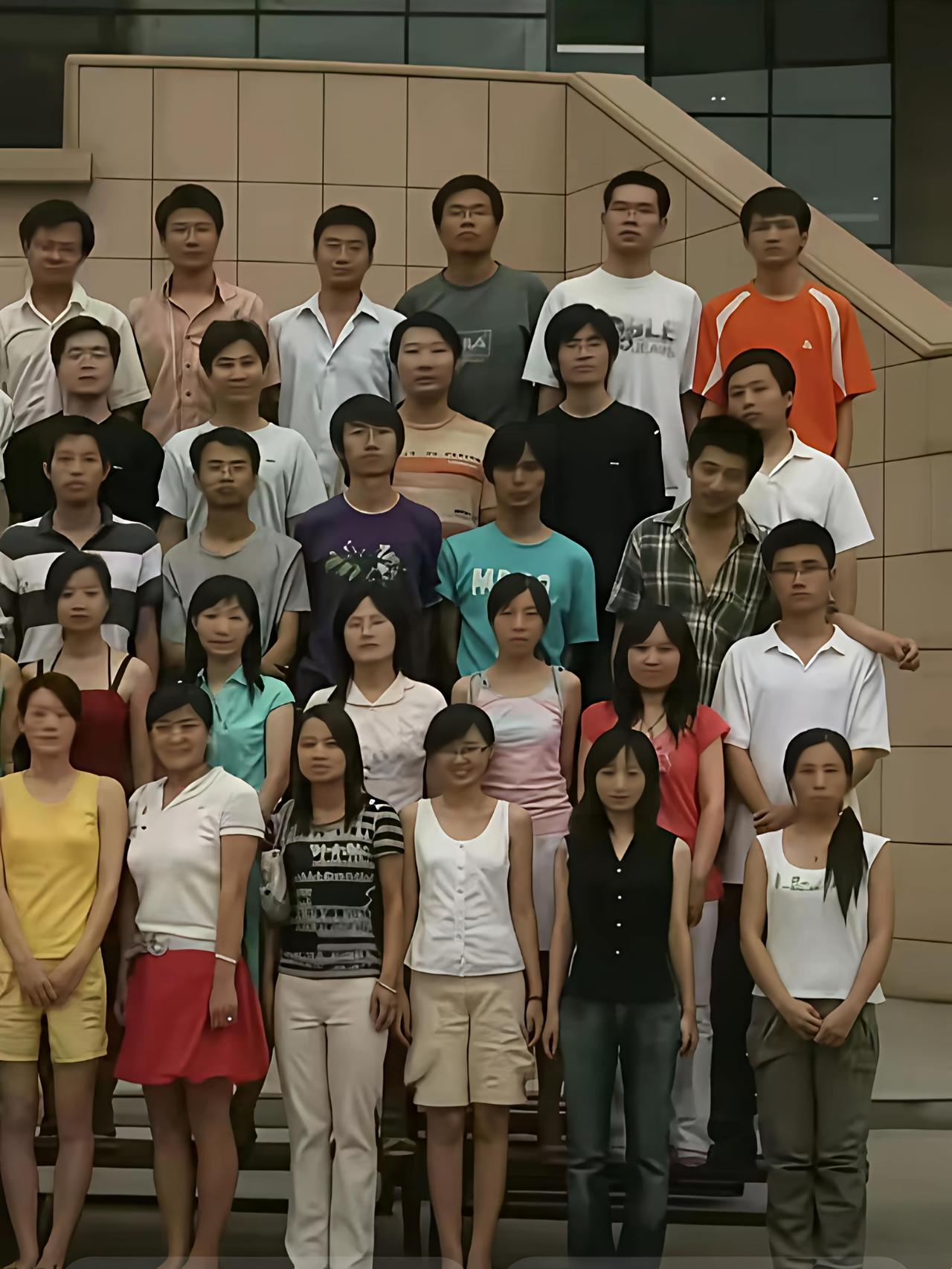 我姑跟张老师是富裕一中的同学张老师走了以后我姑很伤心，这两天总看他们的毕业照