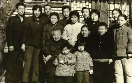 1967年正月初六早上，张恨水在包油条的报纸上看到一则消息，顿时脸色苍白，手微微