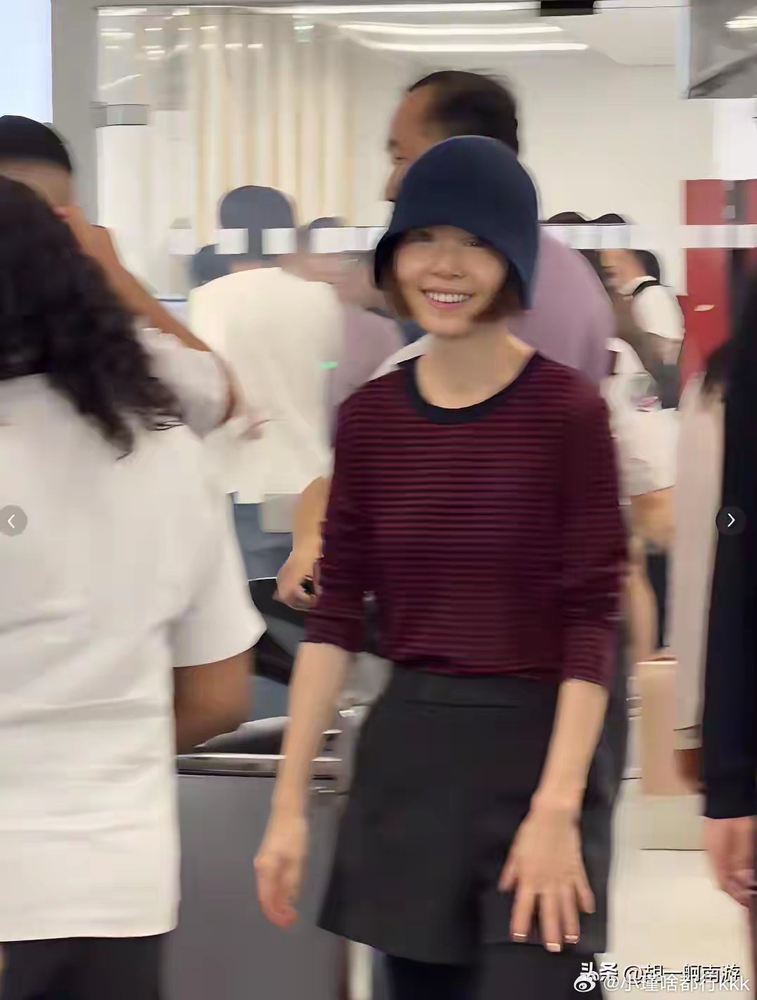 鲁豫法国偶遇，生图瘦成麻杆腿骨凸出，56岁不婚不育脸不垮像少女​